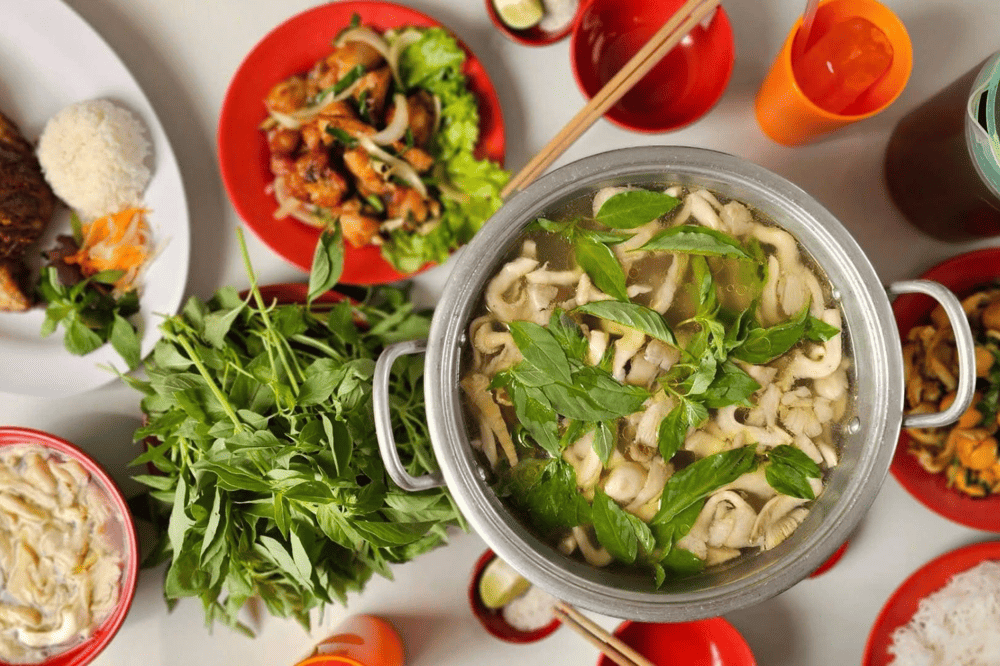 Thịt gà mềm ngọt, thấm đẫm gia vị, kết hợp với vị the nhẹ của lá é tạo nên hương vị đặc trưng khó quên (Nguồn: Fanpage Tao Ngộ - 64 Phan Chu Trinh, TP.Đà Lạt)